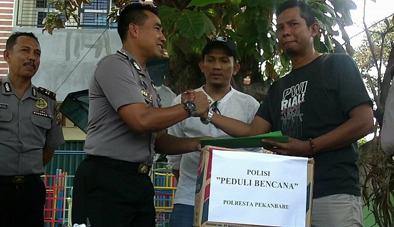 Polresta Pekanbaru Bantu Korban Kebakaran