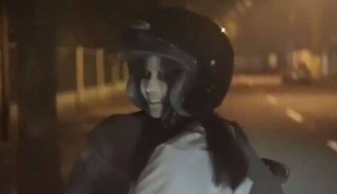 Lihat Hantu Pakai Helm, Pemotor Pingsan