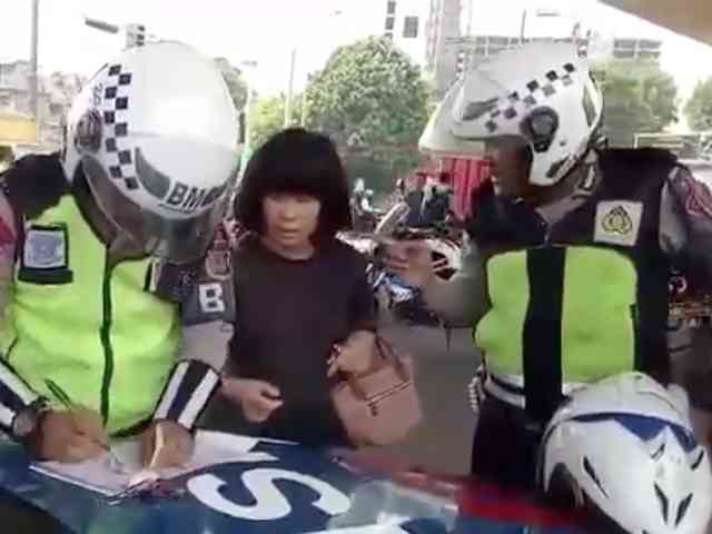Video Wanita Hina Polisi dan Berkata SARA saat Ditilang