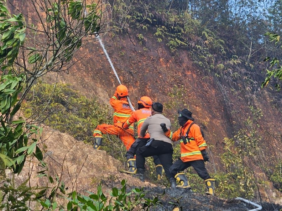 Kapolsek Bangkinang Barat Turun Langsung Padamkan Karhutla di Salo Timur