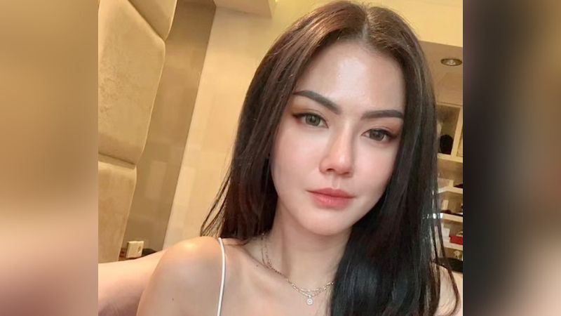Nita Gunawan Pose Bikin Salfok, Netizen: Kenceng Bener