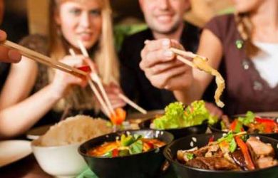 Ternyata Ini Dia Kenapa Lidah Sering Tergigit Ketika Makan, Buat Selera Makan Buyar