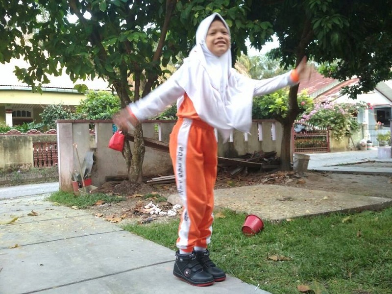 Siswi SD di Pekanbaru ini Bahagia Dikirim Lukman Edy Hadiah