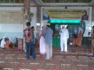 SMAN 12 Kota Pekanbaru Beri Beras kepada Warga Miskin dan Anak Yatim