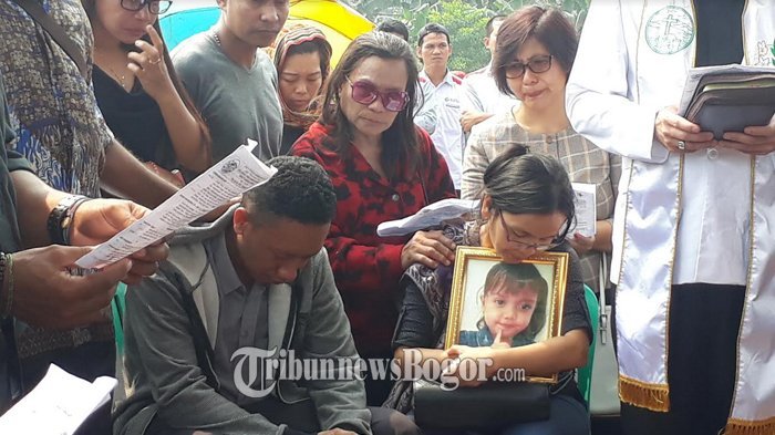 Ditemukan Tewas Terbungkus Karung, Sang Ibu Peluk Erat Foto Grace Selama Prosesi Pemakaman