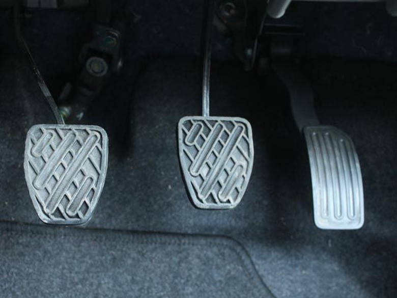 Berikutj 5 Kesalahan Fatal Pengguna Mobil Manual