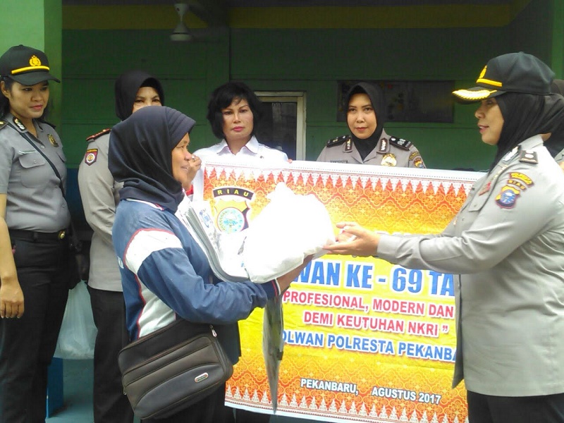 Sambut HUT ke-69, Puluhan Polwan Polresta Pekanbaru Turun ke Jalan