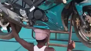 Begini Cara Orang India Bawa Motor Sport, Pakai Kepala