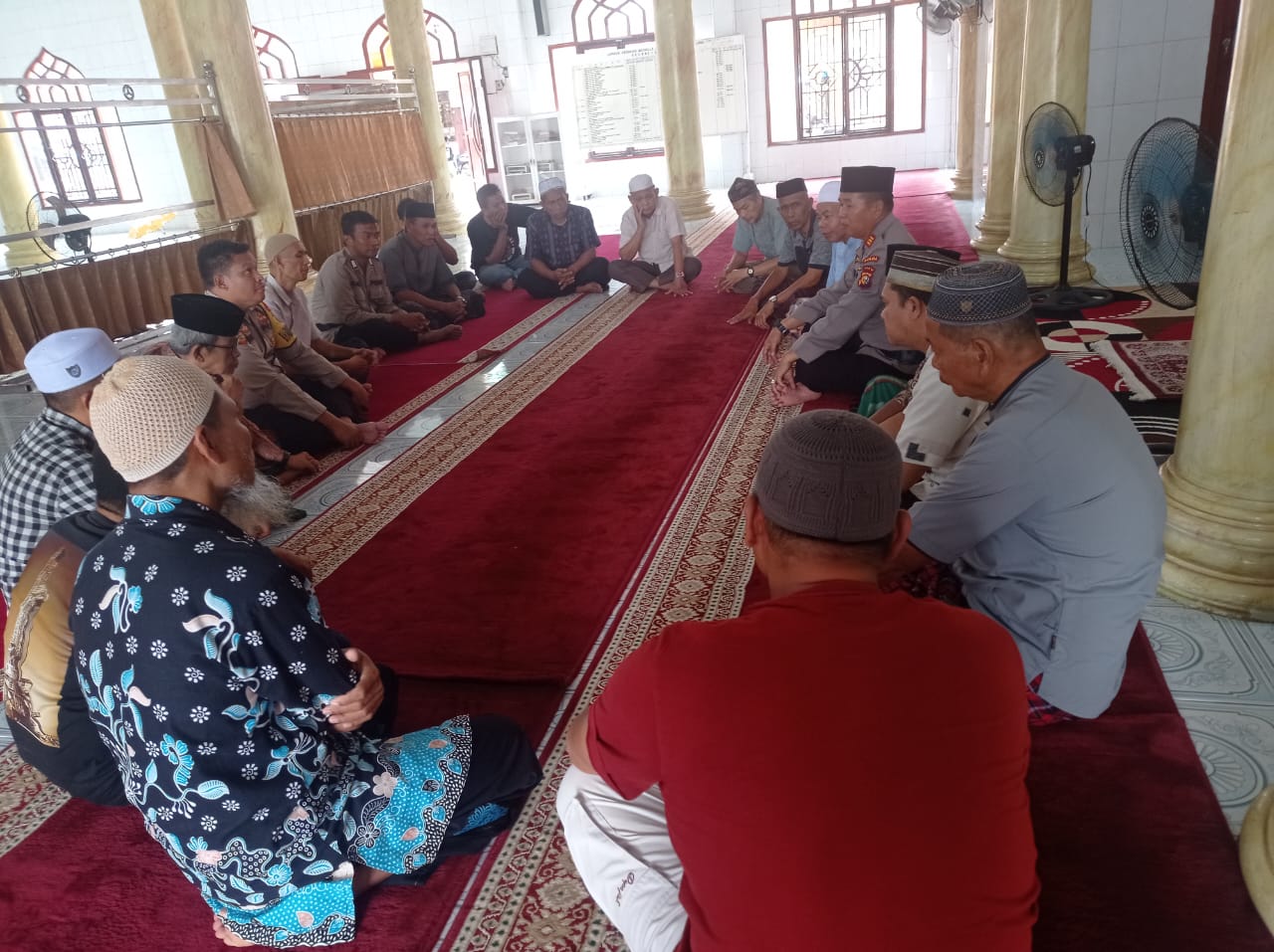 Salat Zuhur Berjamaah di Musala Al Muqarrobien Pulau Kijang, AKP Herman Sampaikan Pemilu Damai