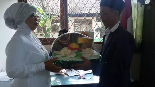 Heboh! Seorang Pemuda di Solo Nikahi Perempuan Paruh Baya