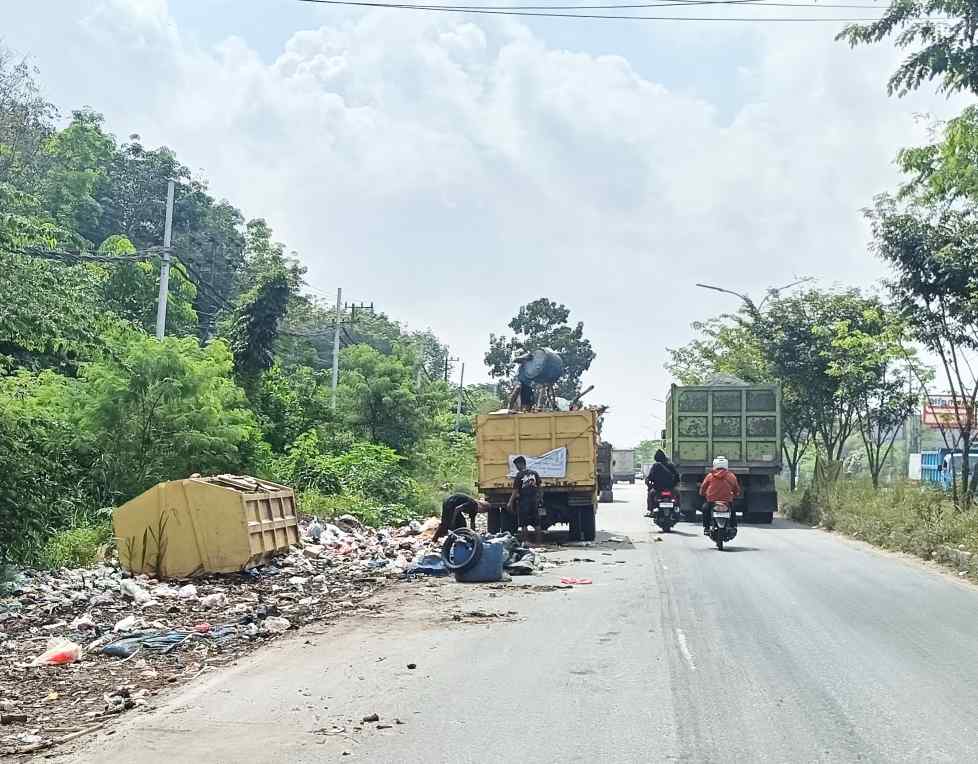 DLHK Pekanbaru Masih Temukan Warga Buang Sampah Tak Sesuai Waktu