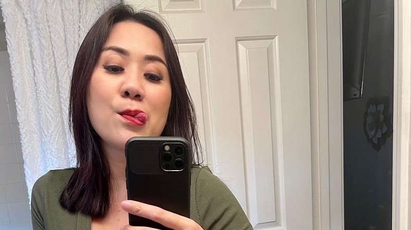 Gaya Centil Tante Ernie Foto Selfie di Depan Cermin