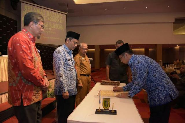 Pemkab Kampar dan Pemprov Riau Teken MoU Pengawasan Pengelolaan Keuangan Daerah