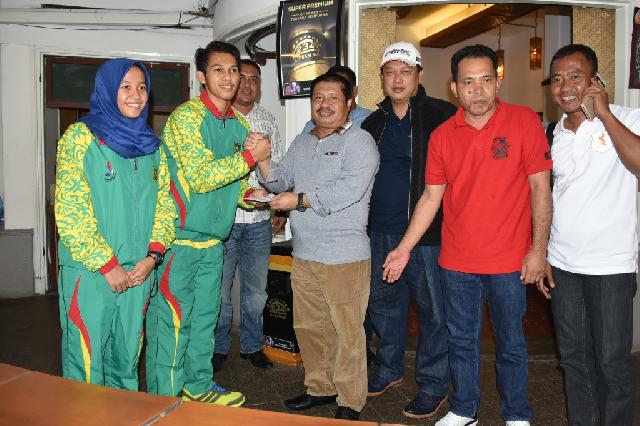 Bupati Amril Berikan Bantuan Uang Saku