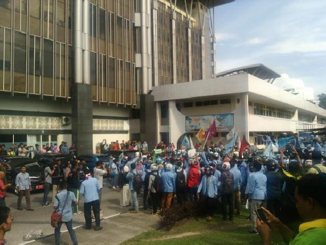Ratusan Mahasiswa Duduki Kantor Pemprov Riau