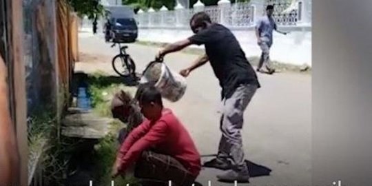 Sudah Main 2 Kali Sebelum Imsak, Pasangan Haram Ini Dimandikan Dengan Air Comberan