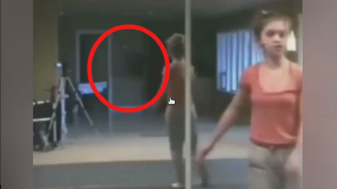 Ngeri, Sosok Aneh Ini Tanpa Sengaja Tertangkap Kamera