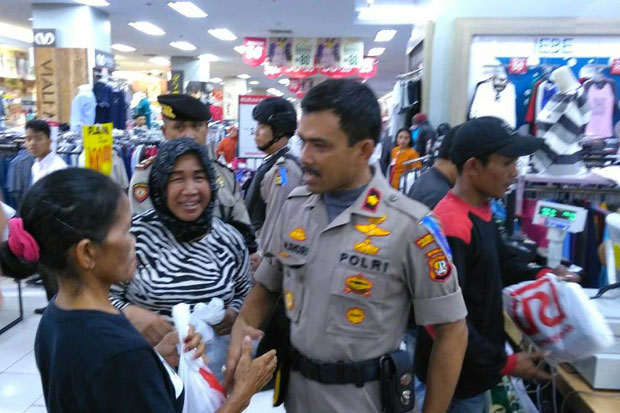 Mengharukan, Saat Patroli di Mal Kapolsek Ini Bantu Nenek Miskin