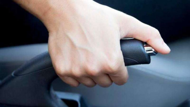 Jangan Pasang Rem Tangan Saat Terjebak Macet, Berbahaya