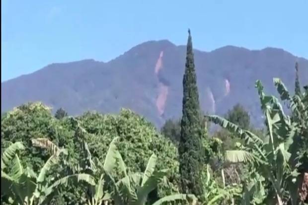 Santer Kabar Gunung Salak Bogor Terbelah, Ini Penjelasan BNPB