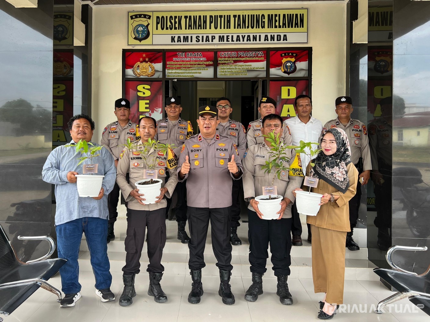Polres Rohil Beri Bibit Pohon kepada Personel Polsek TPTM Berulang Tahun, Dukung Green Habits Policing