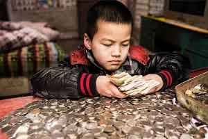 Selama 2 Tahun, Bocah Ini Sisihkan Uang Jajan untuk Pengobatan Adiknya