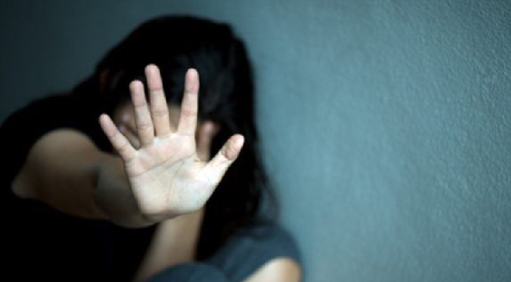 Duh! Ditinggal Suami Ambil Order, Istri Driver Ojol Ditarik Penjaga Warkop