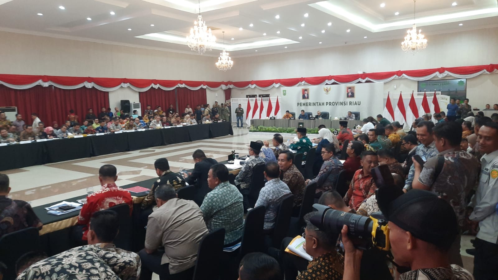 Petani Sawit Jadi Perhatian Bupati Zukri, Harga Buah Murah Gegara Jalan Rusak