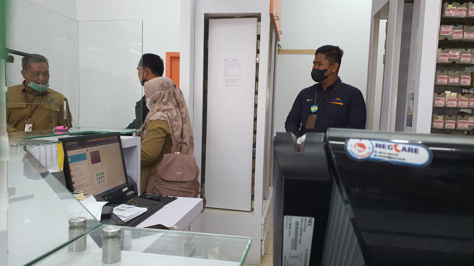 Pastikan Sirup Yang Dilarang Edar Tak Diperjual Belikan, Polda Riau Datangi Sejumlah Apotek