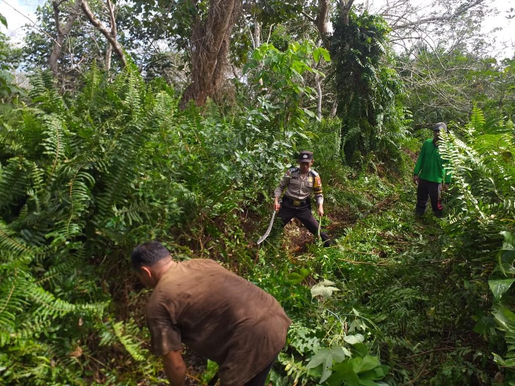 Personel Polsek Bengkalis Bantu Gotong Royong di Pematang Duku