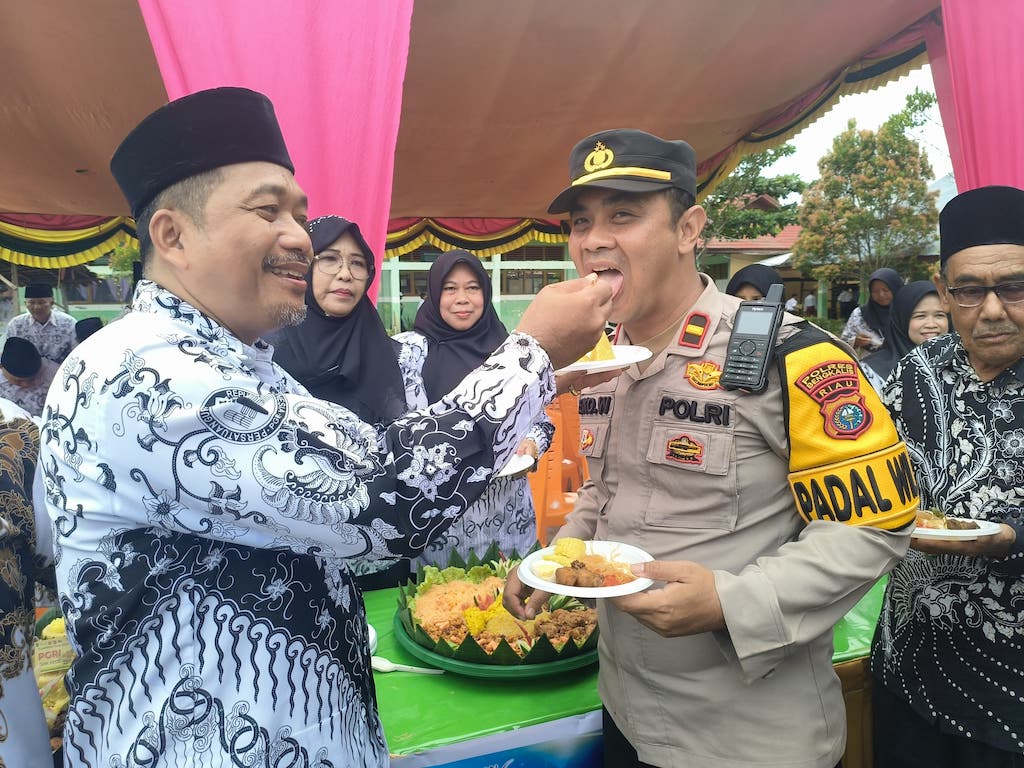 Kapolsek Siak Kecil Peringati Hari Guru Nasional ke-79 dengan Penuh Kehangatan