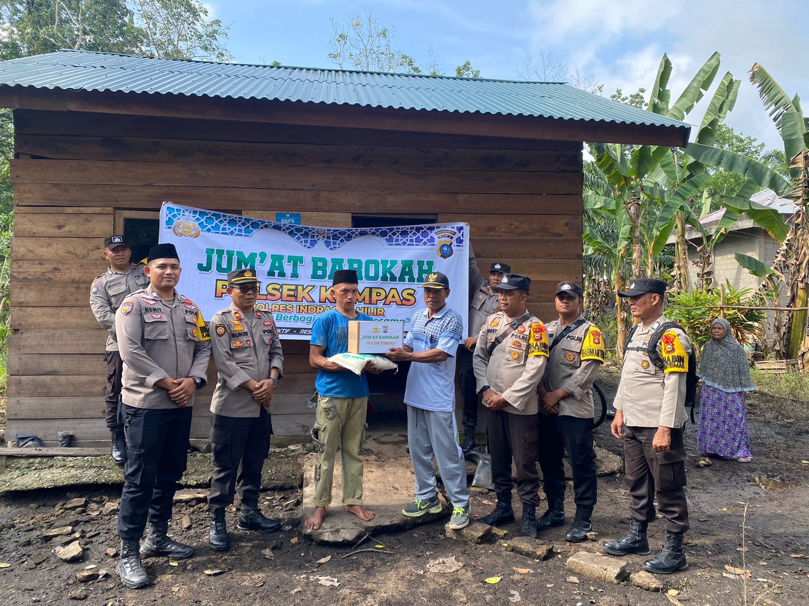 Jumat Berkah Polsek Kempas Berbagi Sembako untuk Masyarakat Kurang Mampu dan Cooling System
