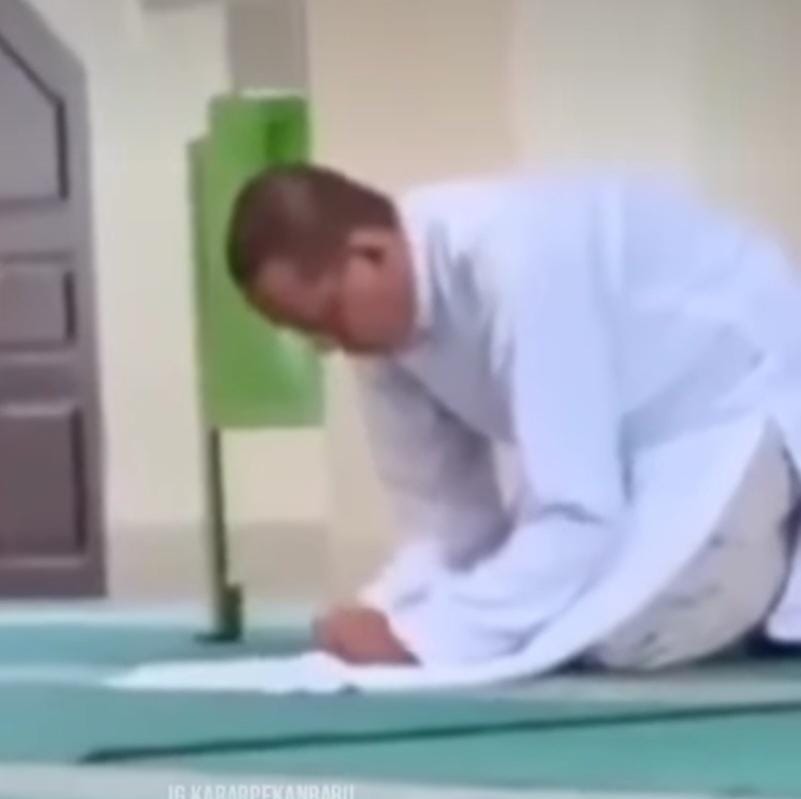 Pria Berjubah Putih yang Peragakan Gerakan Tak Lumrah di Masjid Alami Gangguan Mental
