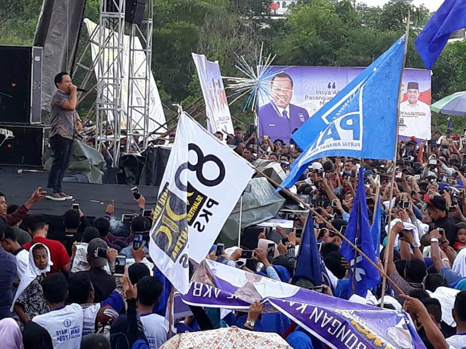 Band Wali Hibur Puluhan Ribu Pendukung Syamsuar - Edy Nasution