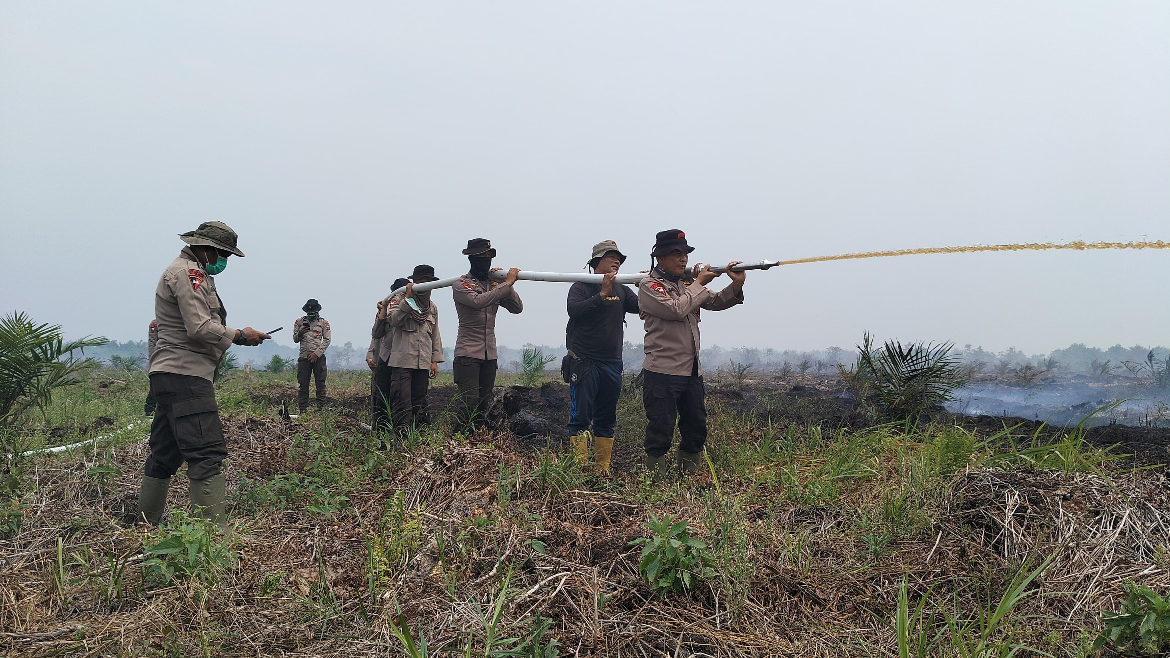 Karhutla di Bangko Pusako, Polsek dan Brimob Riau Lakukan Pendinginan di Lahan 100 Hektar