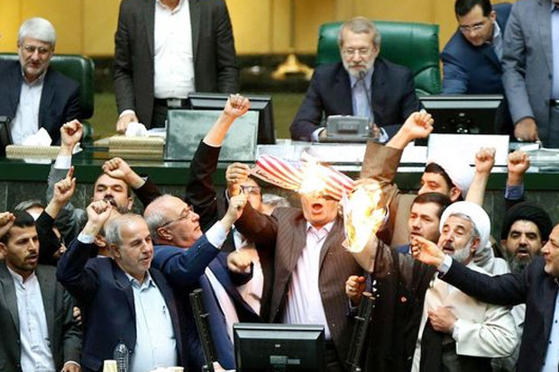 Marah, Legislator Iran Bakar Bendera dan Teriak Matilah Amerika