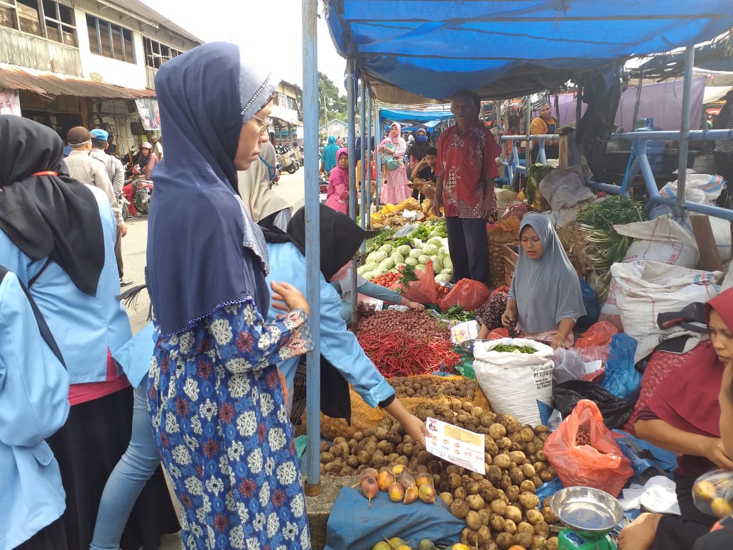 Tim Relawan Covid-19 Unri Bagikan Masker Kepada Masyarakat di Kecamatan Pangean
