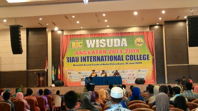 Riau International Collage Mewisuda 92 Mahasiswa
