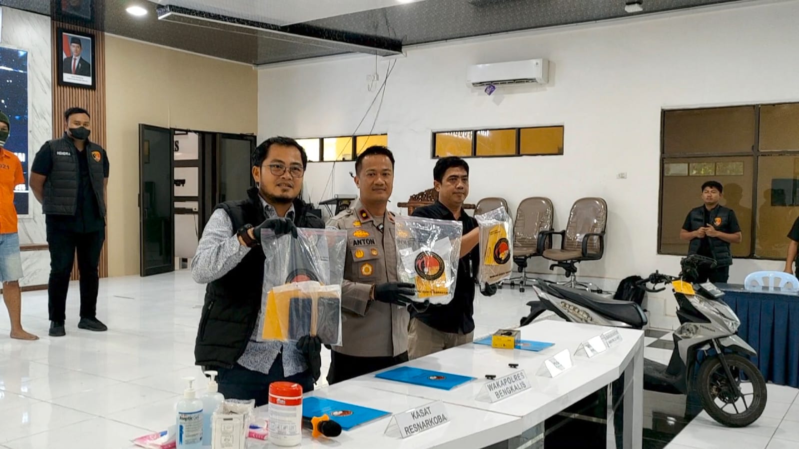 Dua Kurir Jaringan Internasional Ditangkap Polres Bengkalis, Sabu Hampir 1 Kg Diamankan