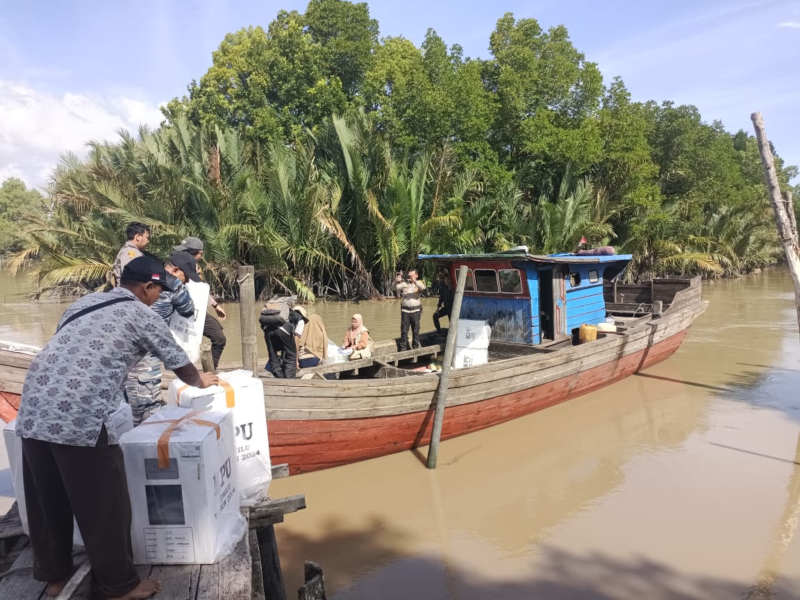 Kotak dan Surat Suara Hasil Pemilu 2024 Tiba di Kantor PPK Sungai Sembilan, Dijaga Ketat