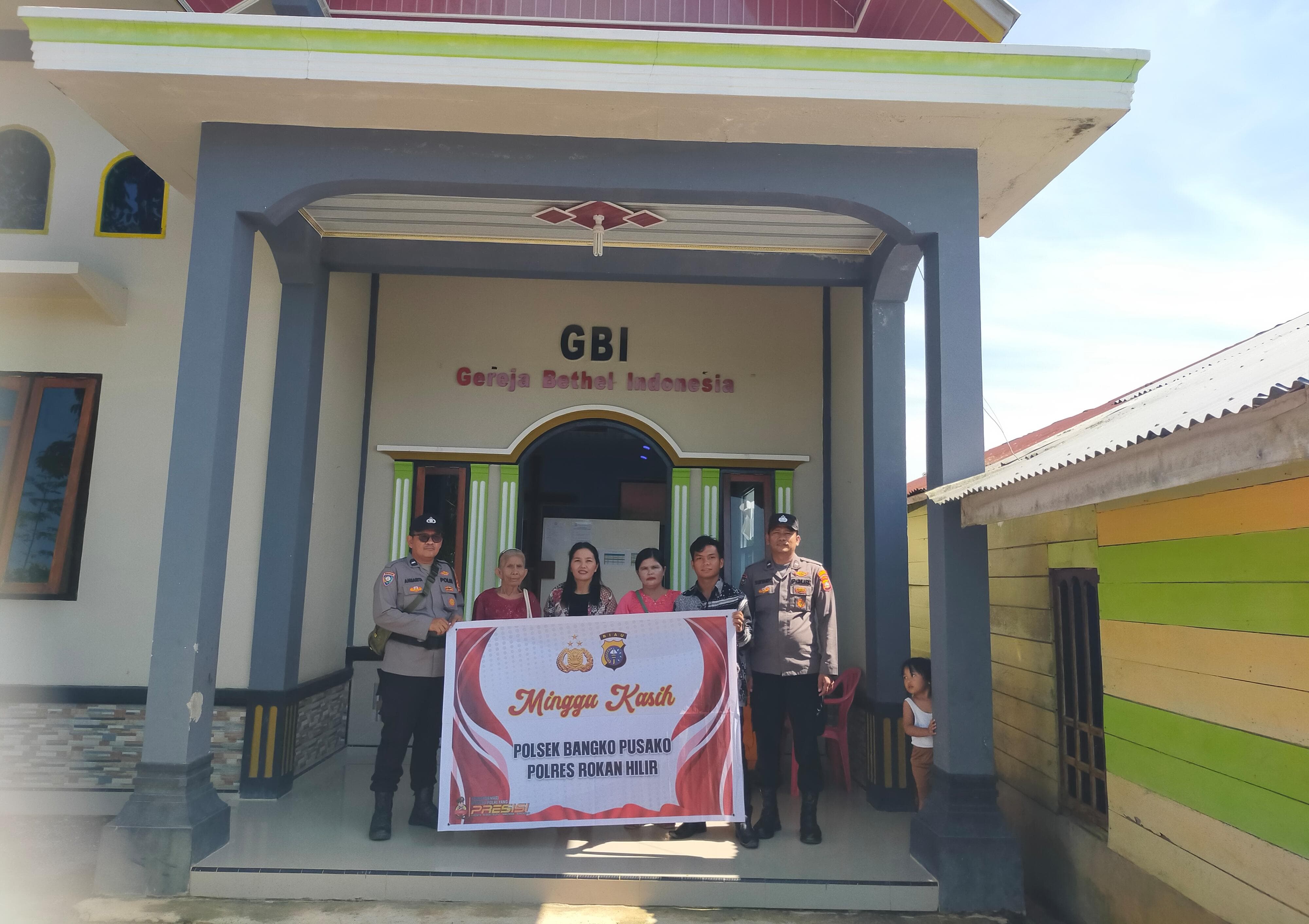 Polsek Bangko Pusako Gelar Program Minggu Kasih di Gereja Bethel Indonesia