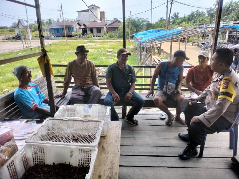 Cipta Kondisi Aman, Bripka Bayu Kunjungi Warga Kuala Sebatu Jelang Pilkada 2024