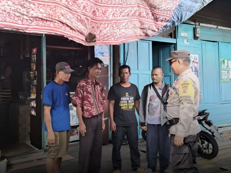 Ciptakan Pemilu Damai, Babinkamtibmas Tanah Merah Berikan Imbauan di Depan Warung Sembako