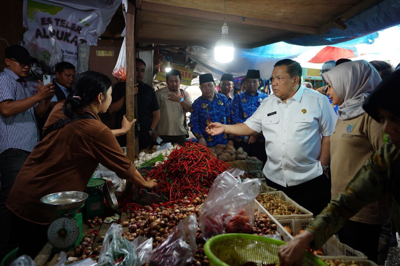 Jelang Nataru, Plt Gubri SF Hariyanto Tinjau Pasar dan Gudang Distributor