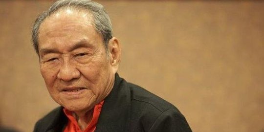 Pria Mirip Orang Terkaya di Indonesia Terpergok Makan di Warung Sederhana