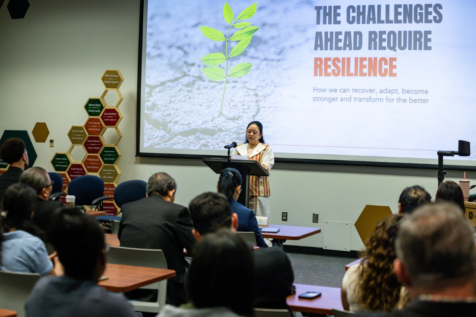 Puan Bicara Isu Kesetaraan Gender di Konferensi Internasional Kampus CSU Sacramento AS