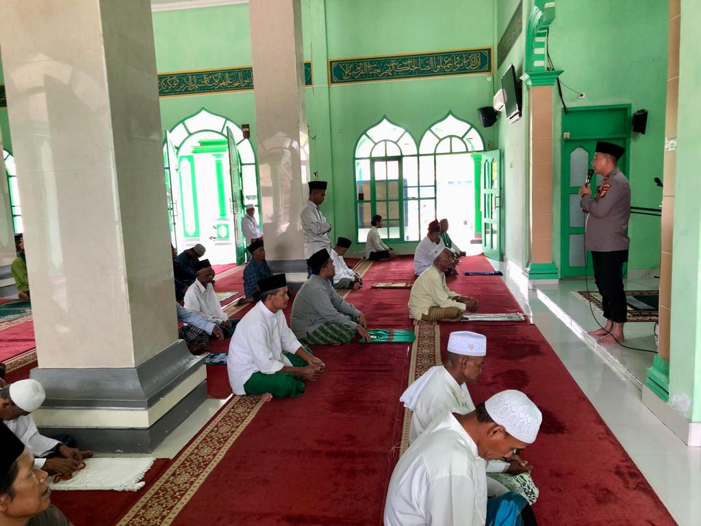Cara Kapolsek Perhentian Raja Tangkal Hoax Pemilu, Shalat Berjamaah Berbaur dengan Warga