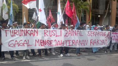 BEM UR Paksa Masuk Rumah Dinas Rusli Zainal dengan Memanjat Pagar