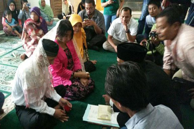 Menikah di Kantor Polisi, Mempelai Wanita Berderai Air Mata Saat Mendengar kata 'SAH'