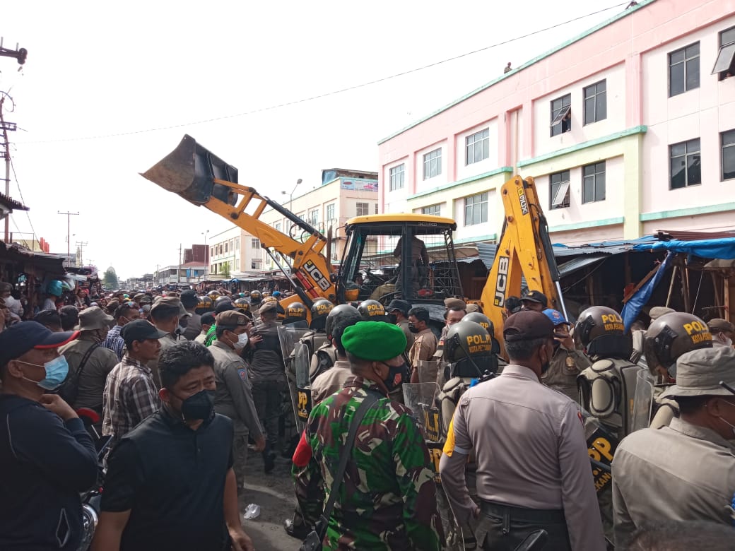 Hadang Tim Yustisi, Relokasi Pedagang Agus Salim Diwarnai Lempar Batu